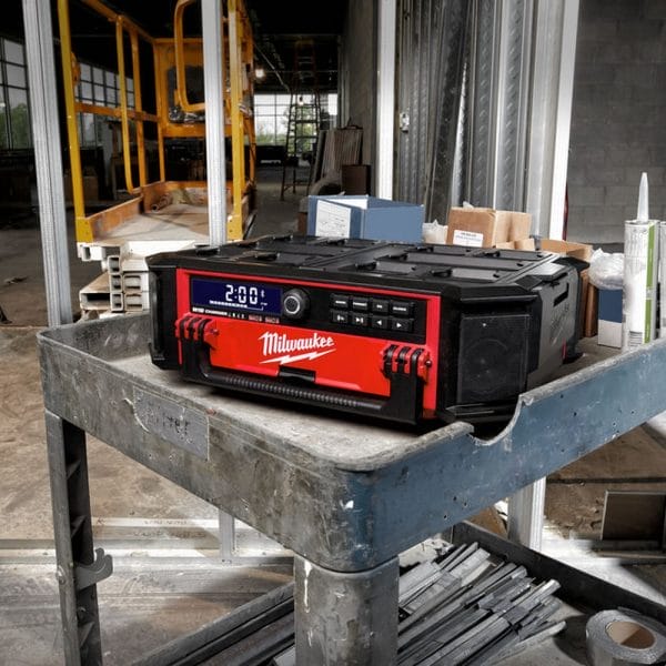 28112025692a09a4f0a3b Elektro Dot Professional Radio-Punjač PACKOUT 18V/230V - M18PRCDAB+-0 4933472112